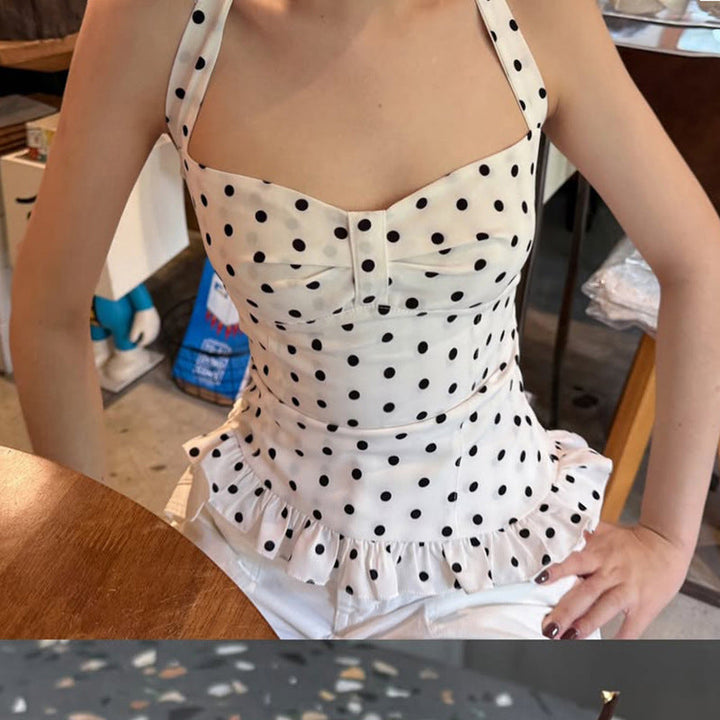 Elegant dame topp med svarte polka-prikker og volangkanter. Perfekt sommer bluse.