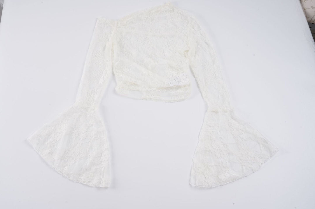 Motehvit dame blusetopp, elegante blonde-detaljer, komfortable vide ermer. Vår/sommer kolleksjon.