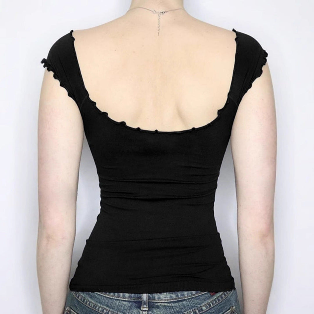 Feminin skulderløs bluse med elegante volanger. En moderne dametopp som utstråler stil og komfort.