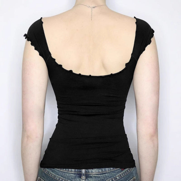 Feminin skulderløs bluse med elegante volanger. En moderne dametopp som utstråler stil og komfort.