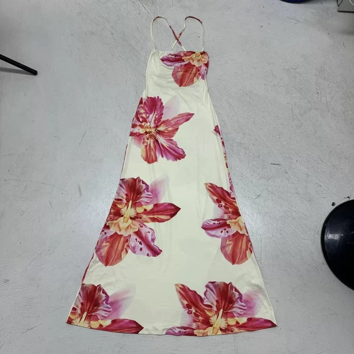 Vakker dame maxikjole med livlig blomsterdesign og tynne spagettistropper, perfekt for en elegant sommerlook.