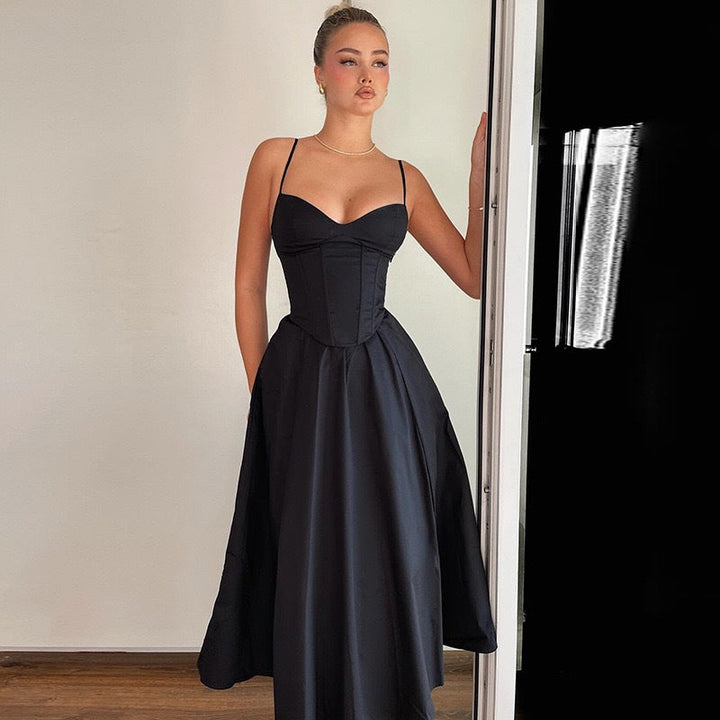 Elegant svart sommerkjole for damer. En lett og svingende festkjole med tynne stropper, flott for kveldsarrangementer.