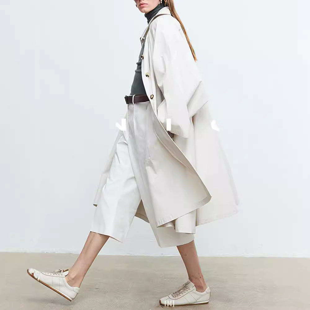 Stilfull kieselgrå dametrenchcoat med knapper, perfekt som casual yttertøy til vårmote.