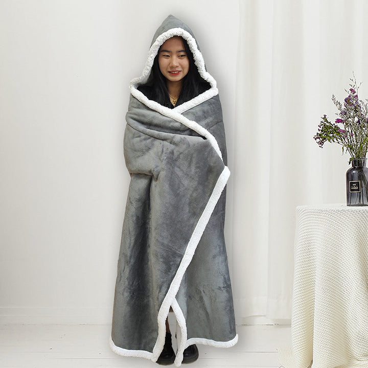 Kvinne nyter varme og hjemmekos i en myk, oversized teppehettegenser. Perfekt for kalde dager.