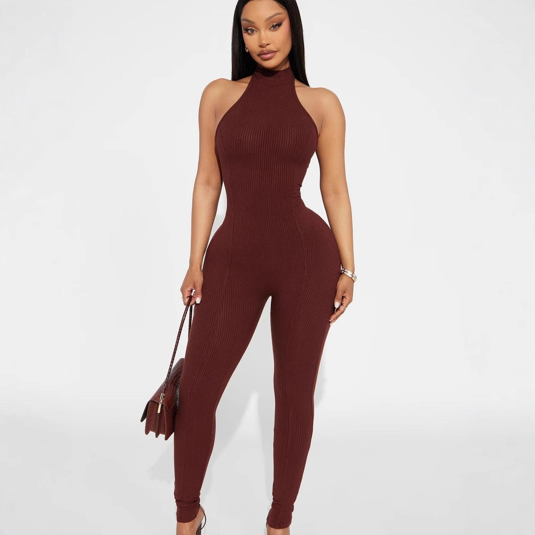 Figurnær dame jumpsuit i elegant design, med høy hals og diskrete ribbet detaljer. Tidløs og komfortabel.