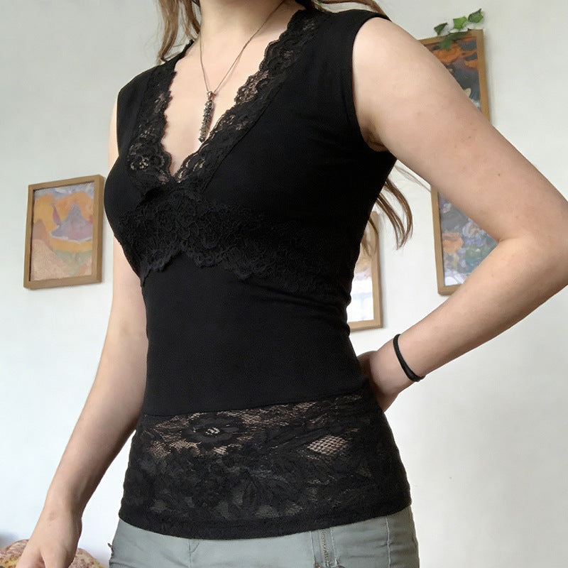 Stilig V-hals tanktopp med volanger for dame. Elegant topp som passer til både fest og hverdag antrekk.