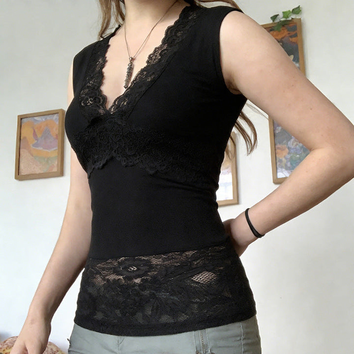 Stilig V-hals tanktopp med volanger for dame. Elegant topp som passer til både fest og hverdag antrekk.