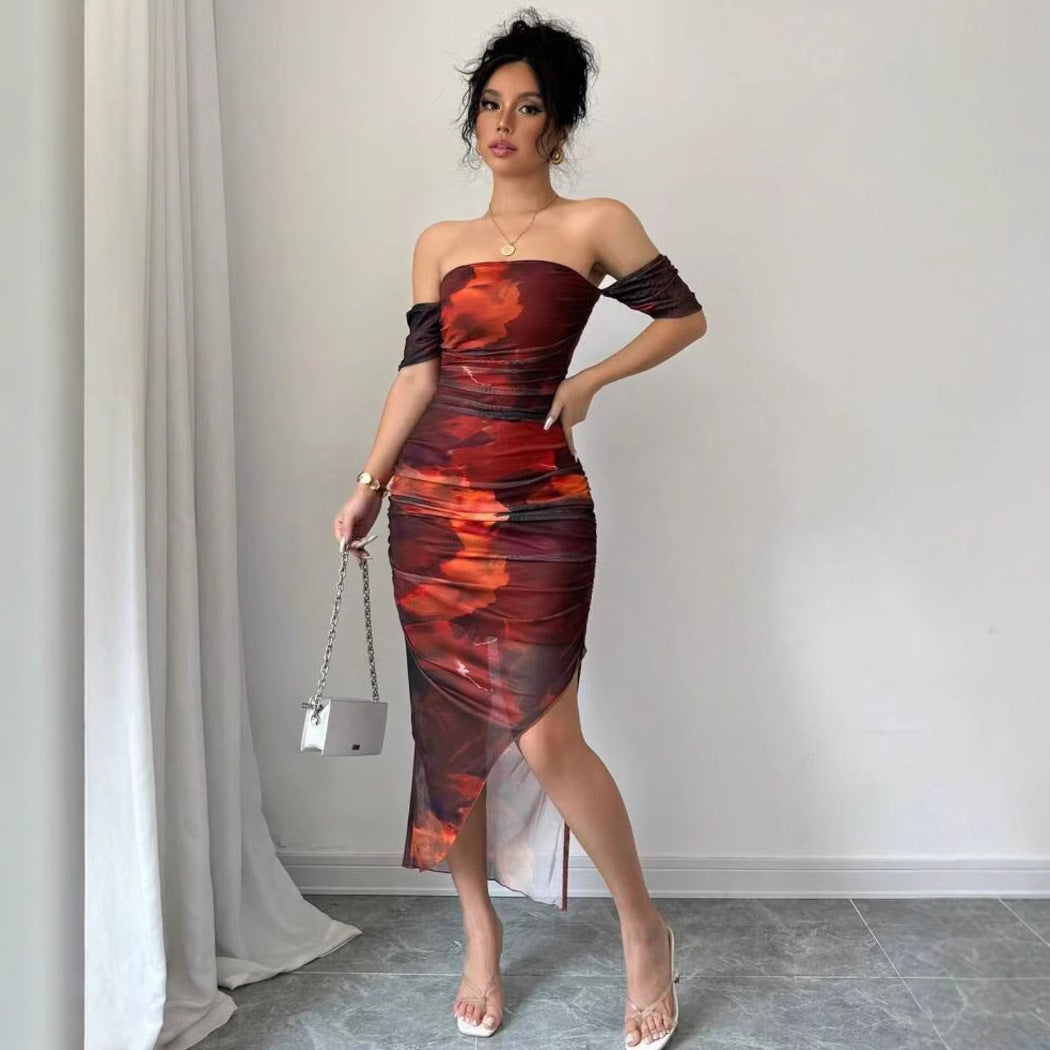 Flatterende figursydd midi-kjole for spesielle anledninger. Off-shoulder damekjole med elegant splitt.