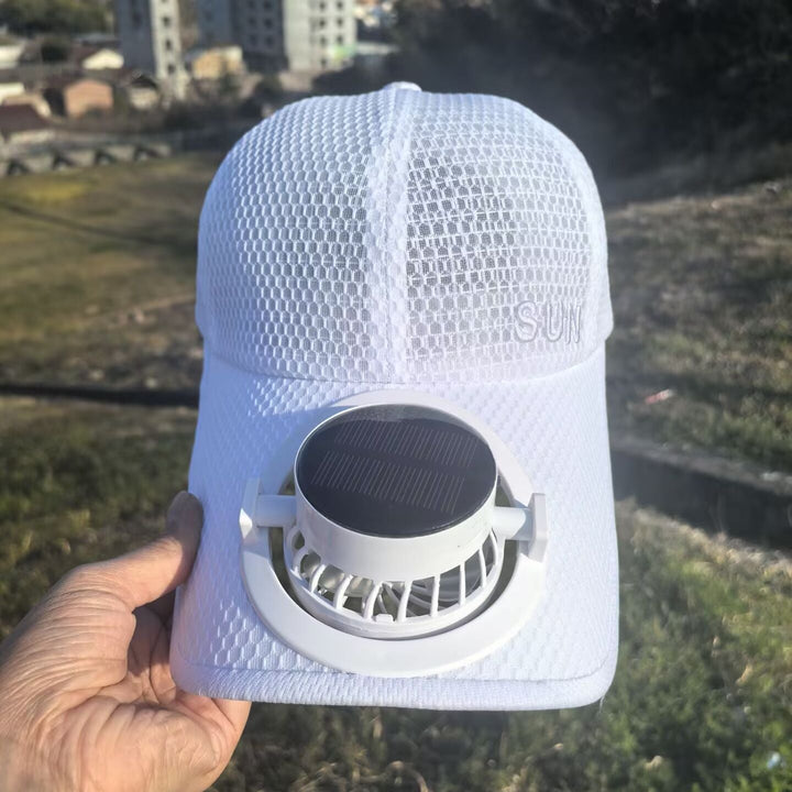 Frontbilde av unisex kjølende baseballcaps, viser stilig design og diskret vifte for ventilasjon.