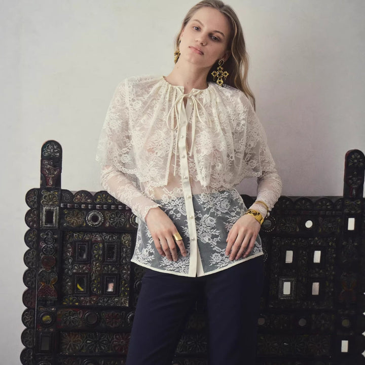 Damebluse med feminine transparente detaljer og en elegant sløyfe, perfekt for en uformell eller formell stil.