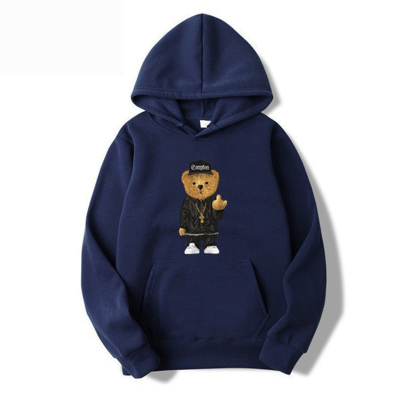 Detalj av mykt stoff på dame hettegenser, komfortabel sweatshirt med unikt bjørnedesign.