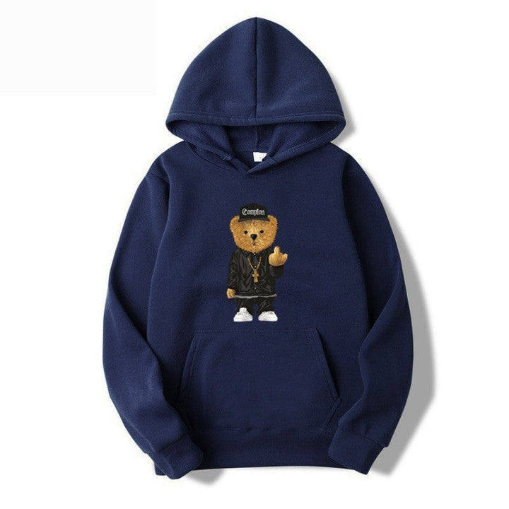 Detalj av mykt stoff på dame hettegenser, komfortabel sweatshirt med unikt bjørnedesign.