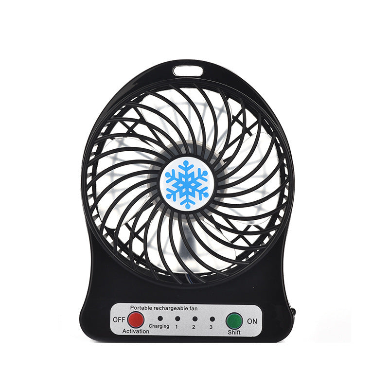 Elegant dame minivifte på kontorpult, gir en kjølig bris under arbeid. Oppladbar og stillegående.