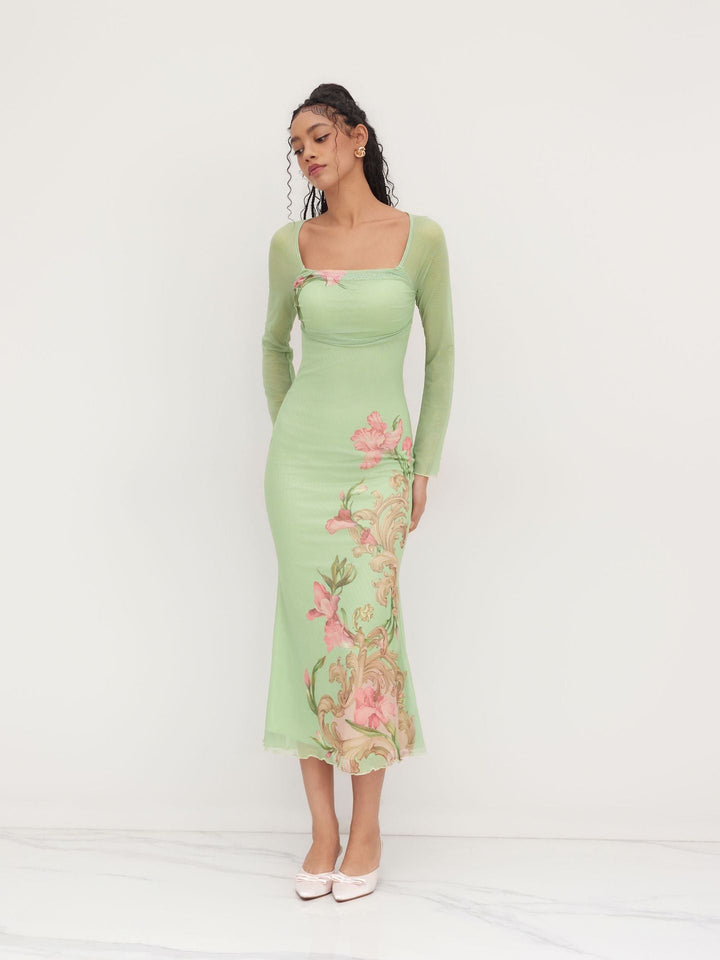 Elegant lysgrønn damekjole med blomsterprint og transparente ermer. En vakker midikjole perfekt for vår og sommer.