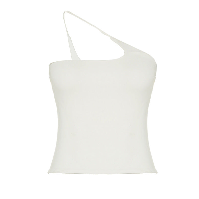 Sporty og elegant hvit one-shoulder dametopp. En behagelig sommertopp for både aktivitet og avslapning.