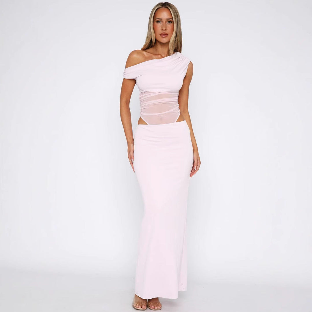 Elegant maxikjole for kvinner med asymmetrisk snitt og transparente detaljer, perfekt for fest.