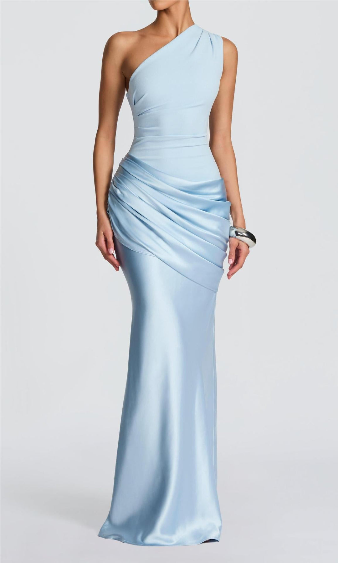 Stilig drapert kveldskjole med asymmetrisk off-shoulder. Tettsittende passform, perfekt for elegant damemote.