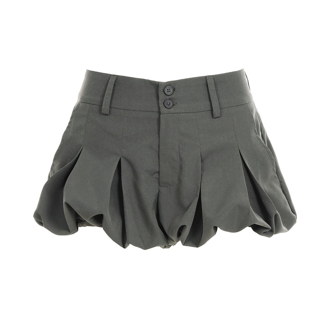 Trendy plissert dame shorts i grå for sommeren, gir et elegant og moderne utseende med god komfort.