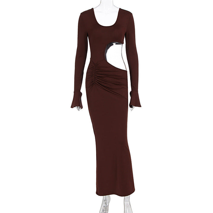 Moderne brun langermet dame maxikjole med asymmetrisk cut-out og rynkedetaljer, et elegant valg.