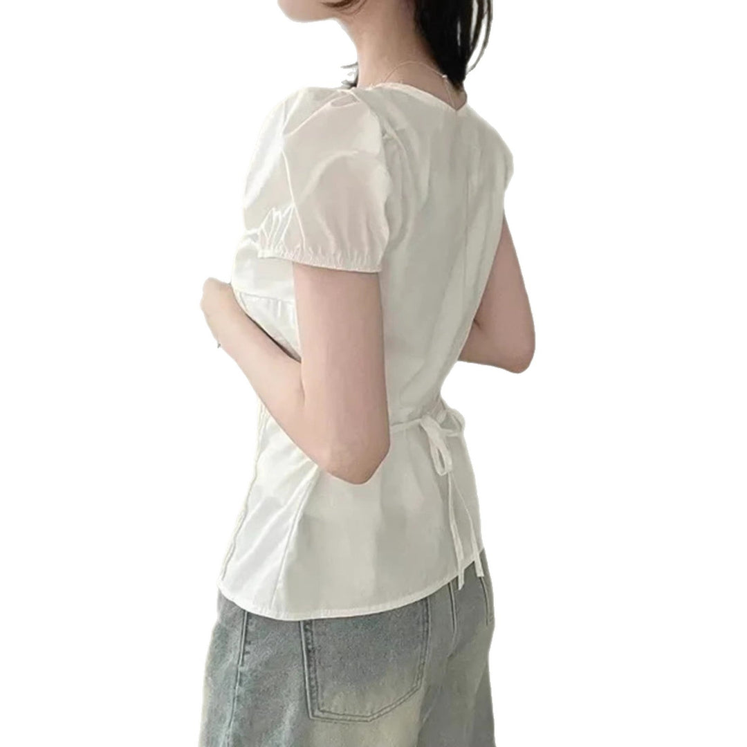 Elegant og allsidig damebluse med volanger, perfekt som kontorskjorte eller til hverdagsbruk.