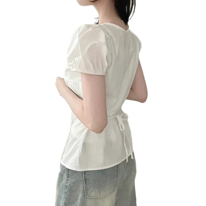 Elegant og allsidig damebluse med volanger, perfekt som kontorskjorte eller til hverdagsbruk.