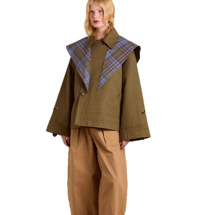 Detalj av brun dame trenchcoat: Karakteristisk krage og belte med spenne. Elegant og klassisk vårjakke.