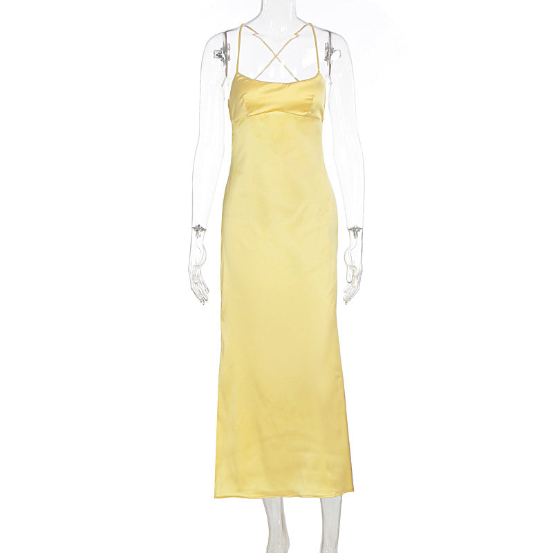 Gul, flytende dame nattkjole; en elegant festkjole eller komfortabel loungewear. Med pene spaghetti-stropper.