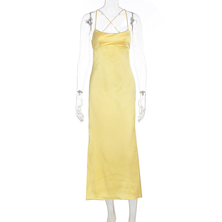 Gul, flytende dame nattkjole; en elegant festkjole eller komfortabel loungewear. Med pene spaghetti-stropper.
