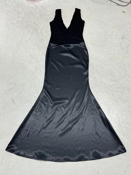 Vakker dame maxikjole, festkjole med spissoverdel og V-hals. Elegant antrekk for bryllup, galla og vår/sommer.