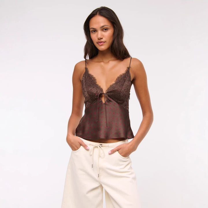 Feminint kremhvit neglisjé med elegante blonder. Stilfulle dameundertøy og loungewear for komfort.