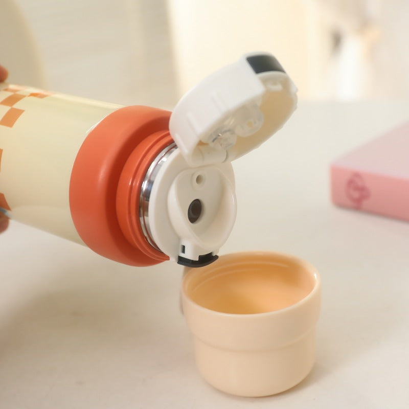 Isolert 500 ml drikkeflaske for barn. Flott dyredesign holder drikke kald/varm. Med stropp.