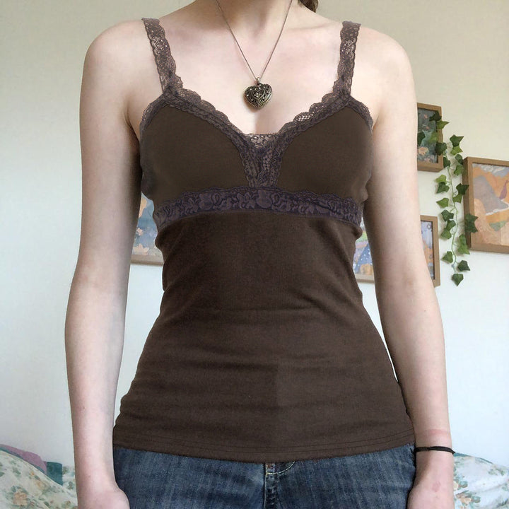 Brun stroppetopp med elegante volanger og delikate blonder for damer. Feminin sommertopp.
