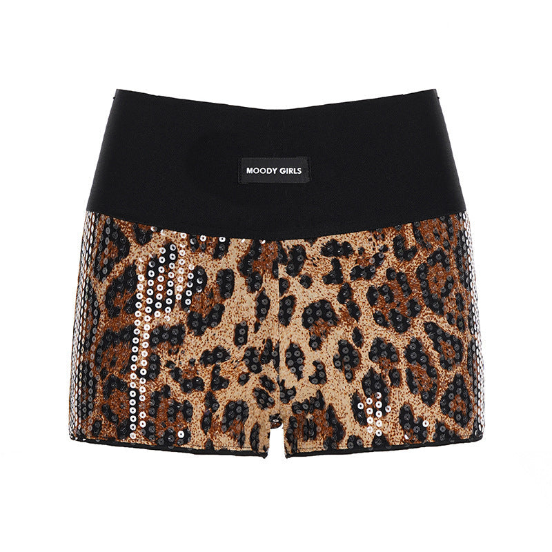 Stilige leopardshorts for damer med glittereffekt og komfortabelt elastisk liv, perfekt for sommer.