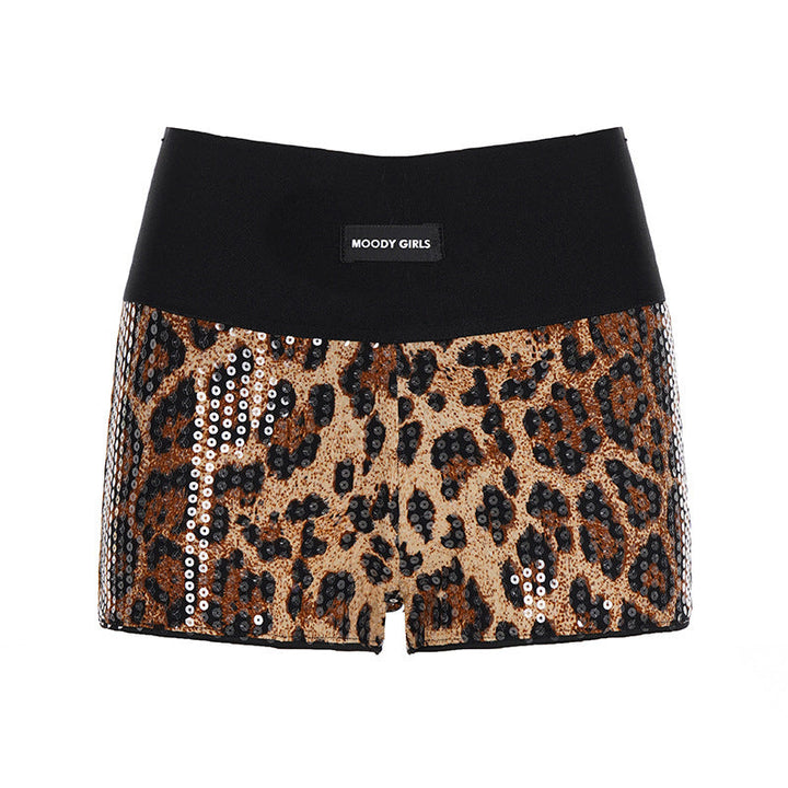Stilige leopardshorts for damer med glittereffekt og komfortabelt elastisk liv, perfekt for sommer.