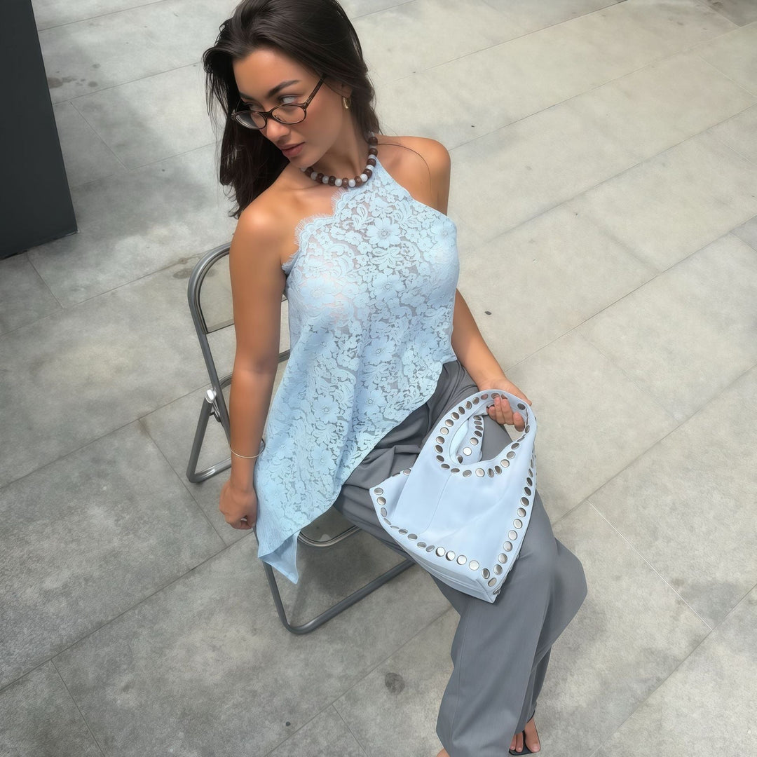 Lett, moderne dame topp i hvit med asymmetrisk kant. Elegant bluse for varme sommerdager.