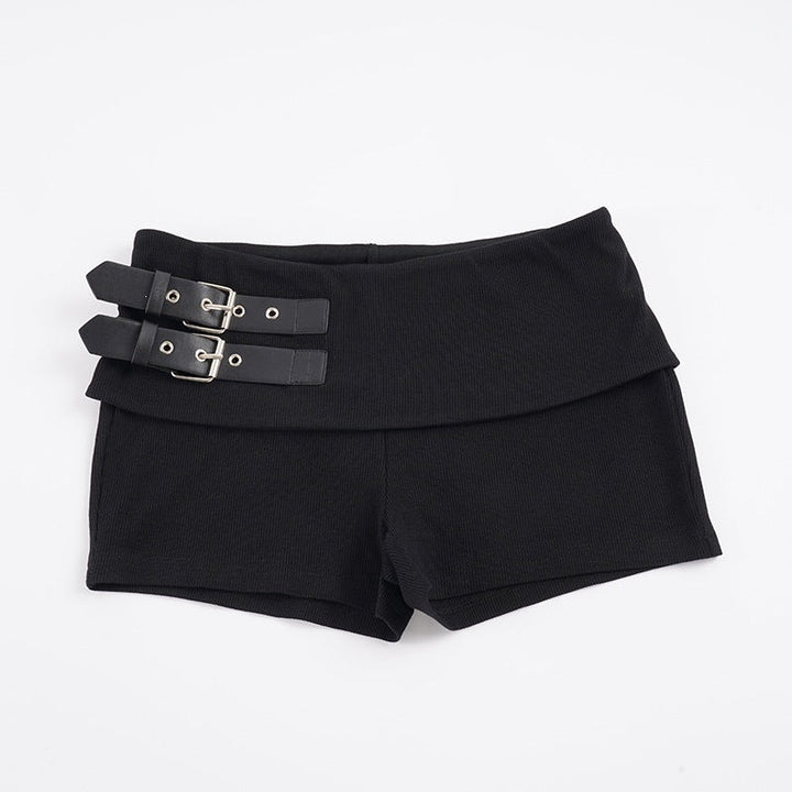 Trendy svart dameshorts med bredt belte og metallspenner. En stilren og behagelig moteshorts for sommeren.