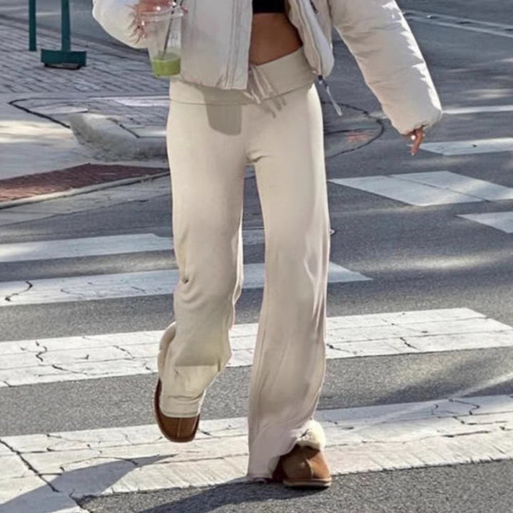 Stilig dame streetwear bukse med vide ben og justerbar midje. Gir en avslappet og trendy look.