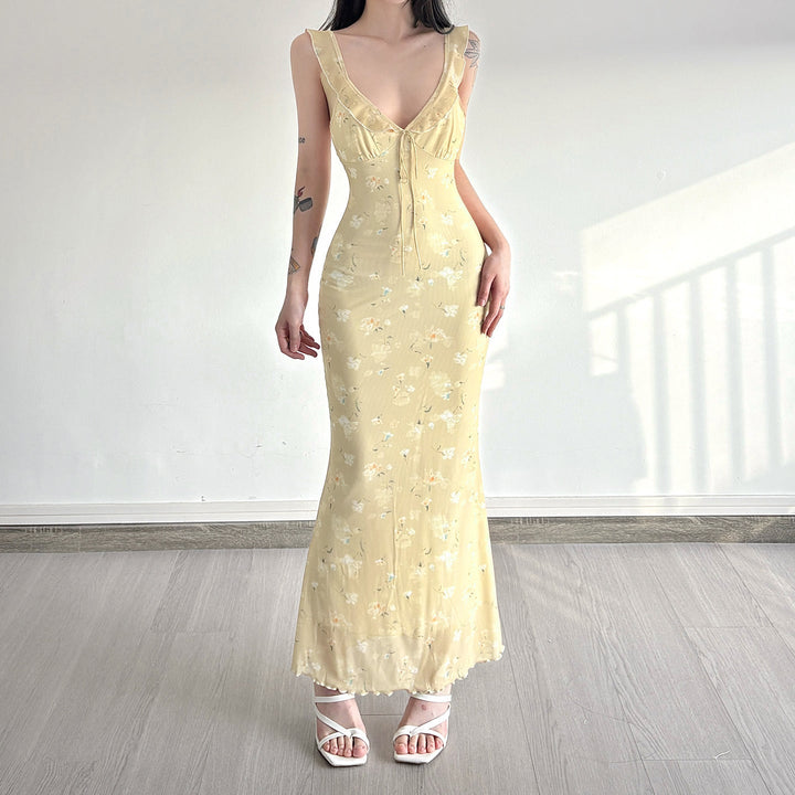 Elegant dame maxikjole med fargerikt blomstermønster og justerbare stropper, perfekt for sommerfest.