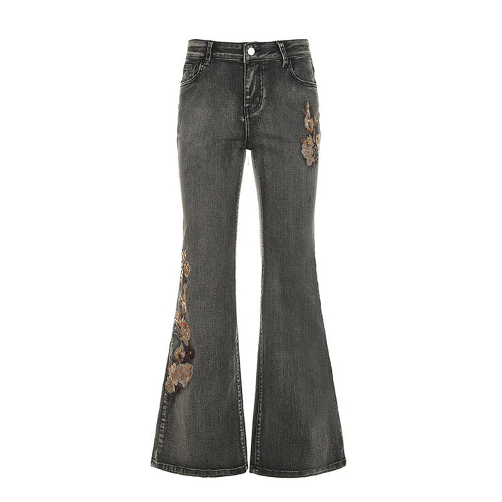 Stylingforslag: Grå flared damejeans med blomsterbroderi, kombinert med en lett topp for en trendy sommerlook.