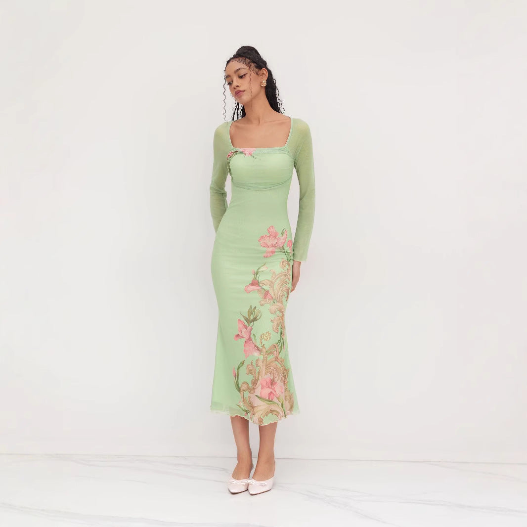 Lysgrønn elegant midikjole med blomstermønster og transparente lange ermer. Perfekt sommer- og vårkjole.