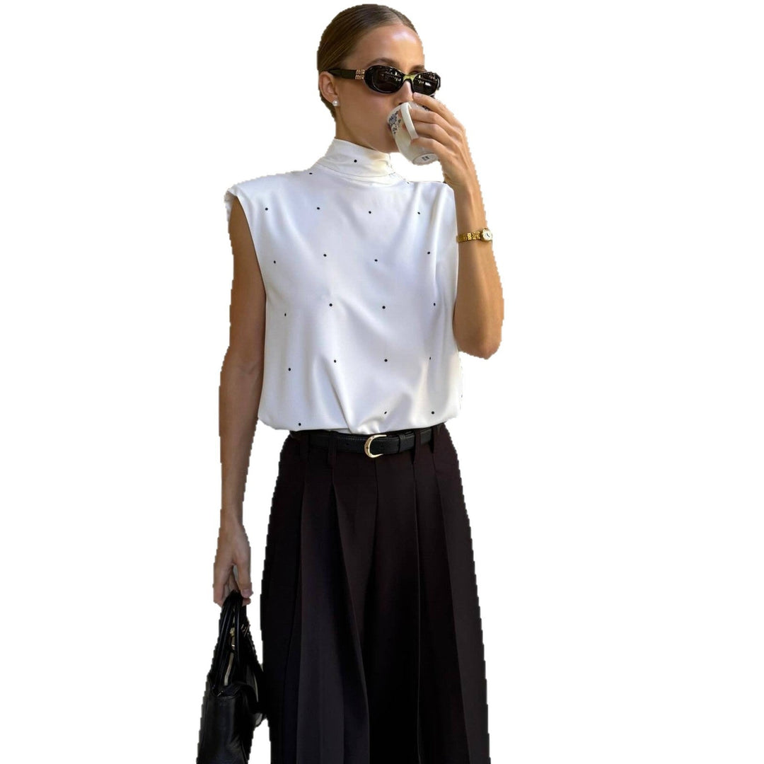 Hvit dame bluse med elegant høy krage og prikkete mønster, langermet design. Ideell for kontor.