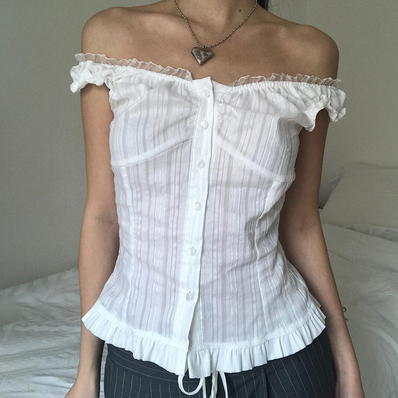 Feminin hvit off-shoulder festtopp med leken volang. Ideell sommerbluse som kombinerer casual og elegant stil.