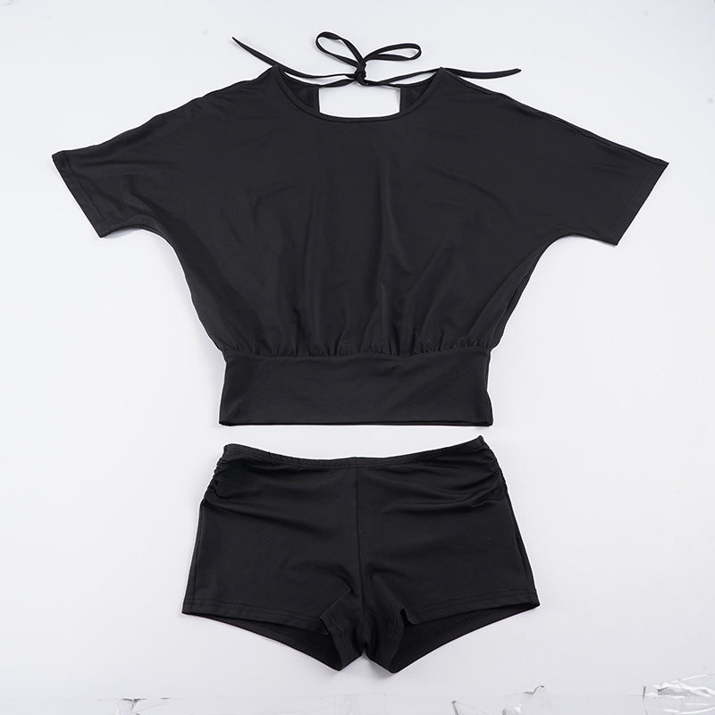 Komfortabelt dame badetøy i sporty shortssett stil, egnet for aktivitet og avslapning på stranden.