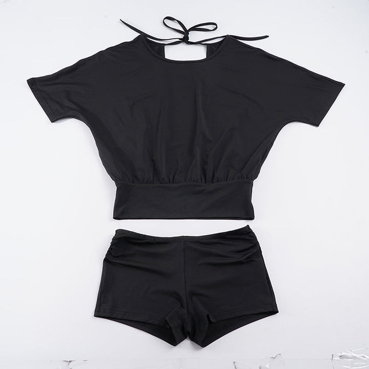Komfortabelt dame badetøy i sporty shortssett stil, egnet for aktivitet og avslapning på stranden.