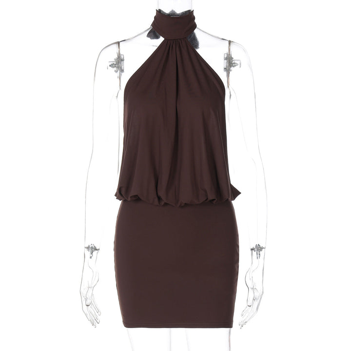 Dame halterkjole med elegant halsutskjæring, perfekt for fest og sommer. Tilgjengelig i flere farger.