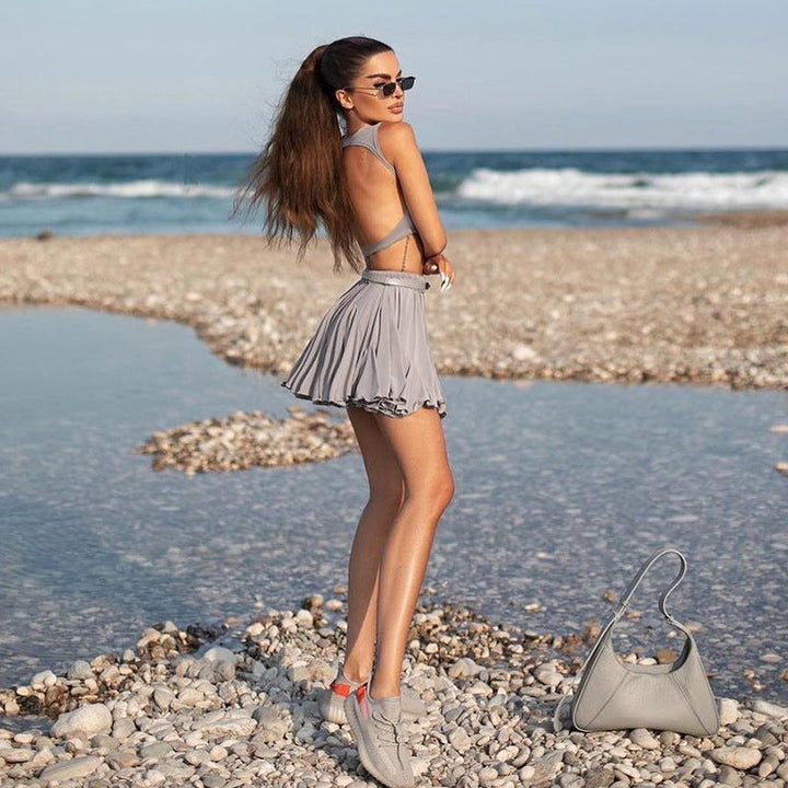 Sporty sommer sett for kvinner, bestående av ermeløs crop-top og høyt midje miniskjørt.