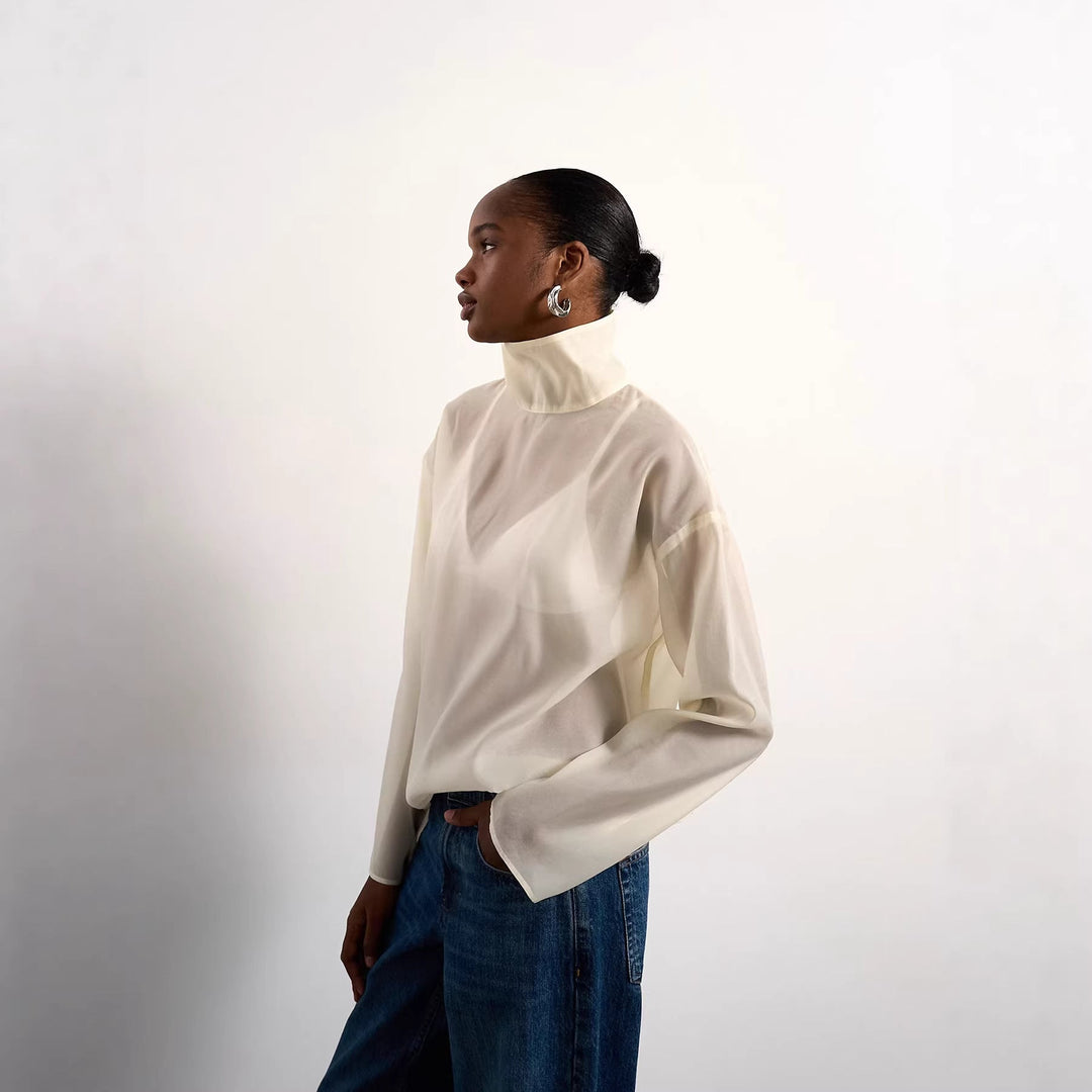 Kremfarget damebluse med elegant stående krage. Perfekt for kontorstil eller som en stilren festtopp.