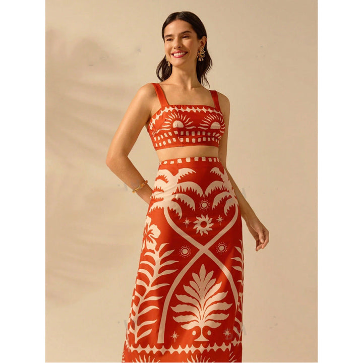 Dame todelt sett: trendy oransjerød crop top og elegant maxi skjørt. Komfortabelt og stilfullt.