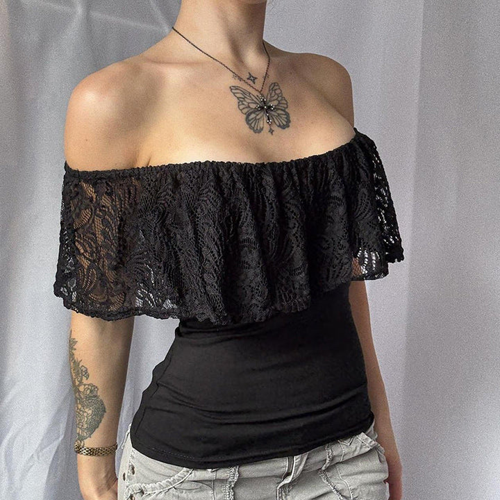 Svart off-shoulder dametopp med elegante volanger og delikate blondedetaljer. Perfekt sommertopp.