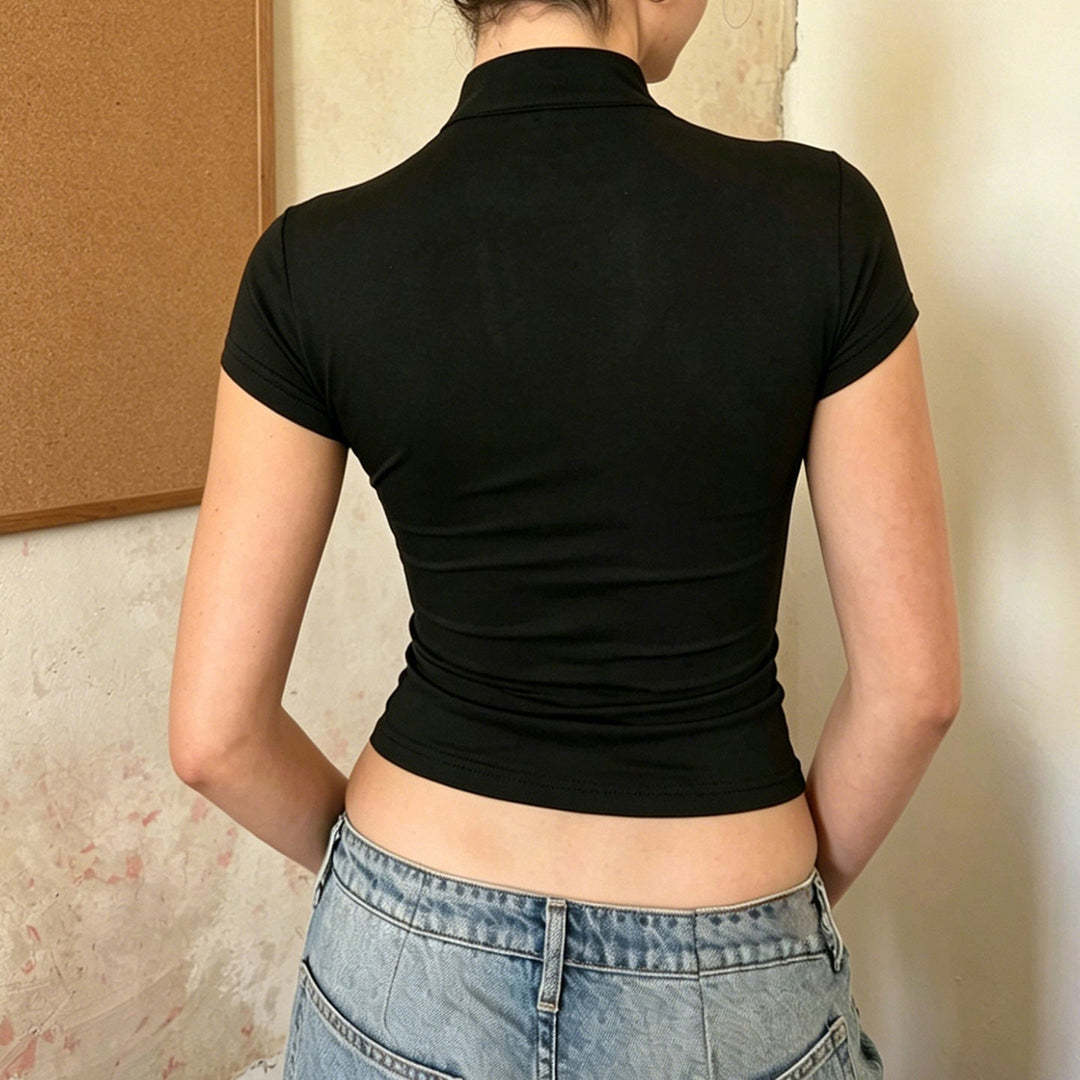 Dame topp med ståkrage og dekorativ utringning, stylet for en elegant og moderne hverdagslook. Allsidig og komfortabel.